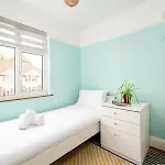 Spacious & Bright 3bedroom Home-sleeps7-parking בית נופש *