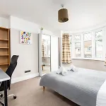Spacious & Bright 3bedroom Home-sleeps7-parking Бристоль