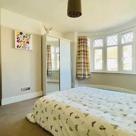 Spacious & Bright 3bedroom Home-sleeps7-parking Holiday home