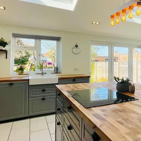 Spacious & Bright 3bedroom Home-sleeps7-parking Holiday home