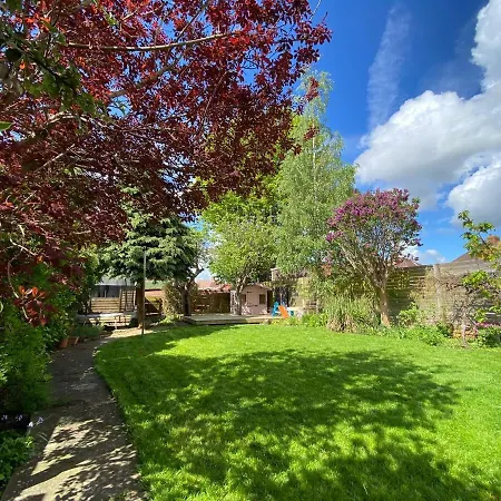 Holiday home Spacious & Bright 3bedroom Home-sleeps7-parking
