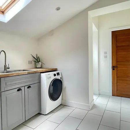 Spacious & Bright 3bedroom Home-sleeps7-parking Holiday home *