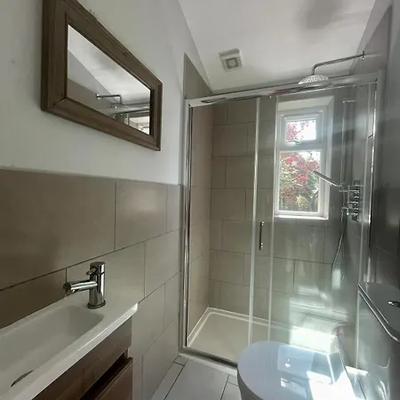 Holiday home Spacious & Bright 3bedroom Home-sleeps7-parking