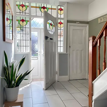 Holiday home Spacious & Bright 3bedroom Home-sleeps7-parking *