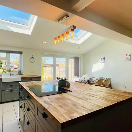 Spacious & Bright 3bedroom Home-sleeps7-parking Bristol