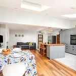Spacious & Bright 3bedroom Home-sleeps7-parking 브리스틀
