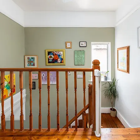 Spacious & Bright 3bedroom Home-sleeps7-parking