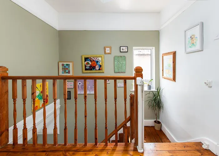 Spacious & Bright 3bedroom Home-sleeps7-parking