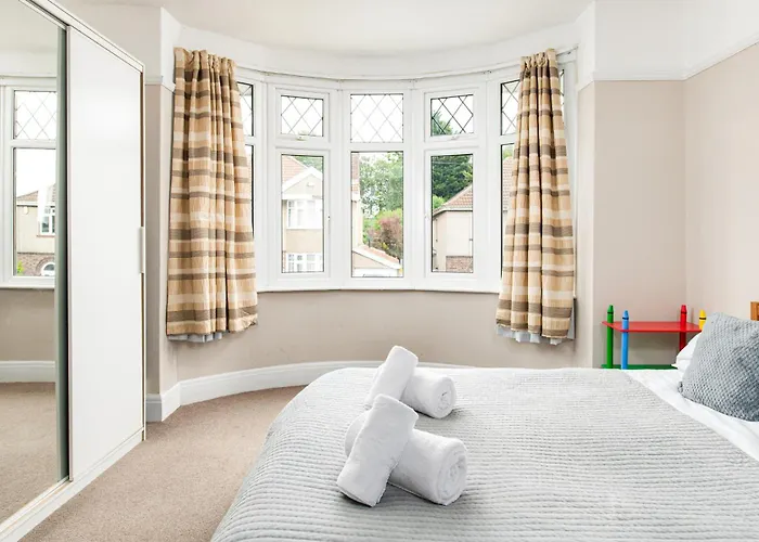 Spacious & Bright 3bedroom Home-sleeps7-parking Bristol