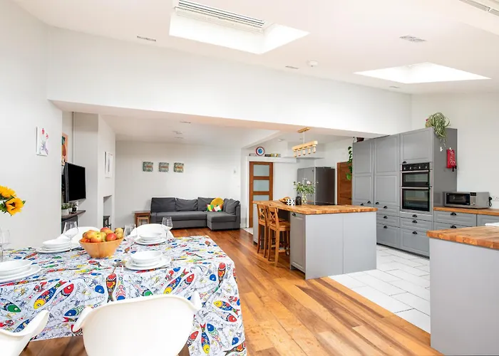 Spacious & Bright 3bedroom Home-sleeps7-parking Bristol