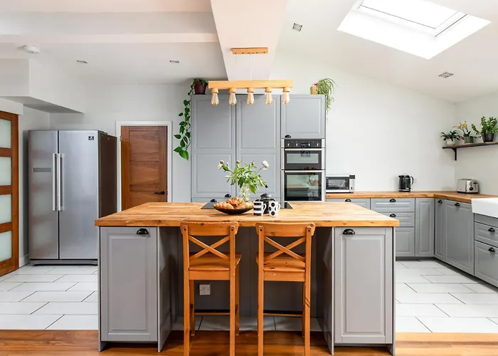 Nyaraló Spacious & Bright 3bedroom Home-sleeps7-parking *